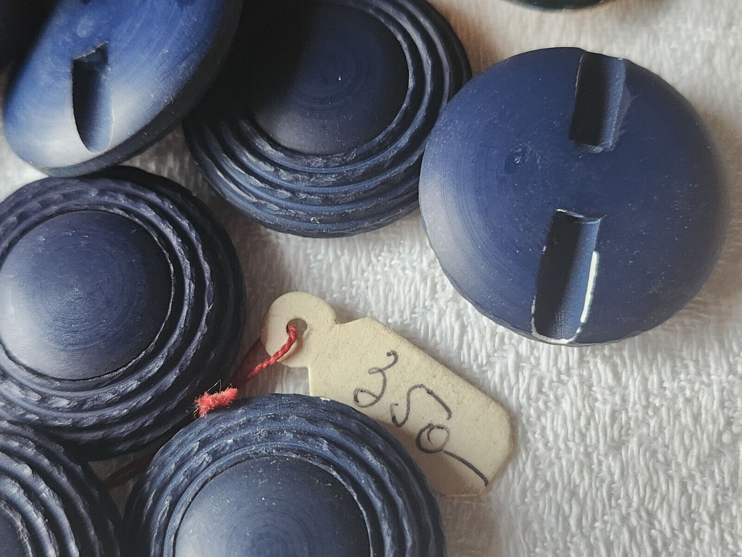 Lot 6 boutons vintage bleu mat à pied travaillé diamètre 2,6 cm ref 1096