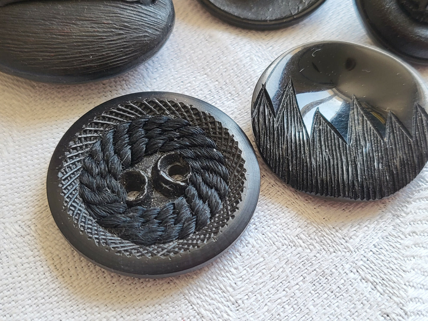Lot 5 Boutons vintage panaché noir travaillé 2,2 cm à 2,6 cm ref 4562