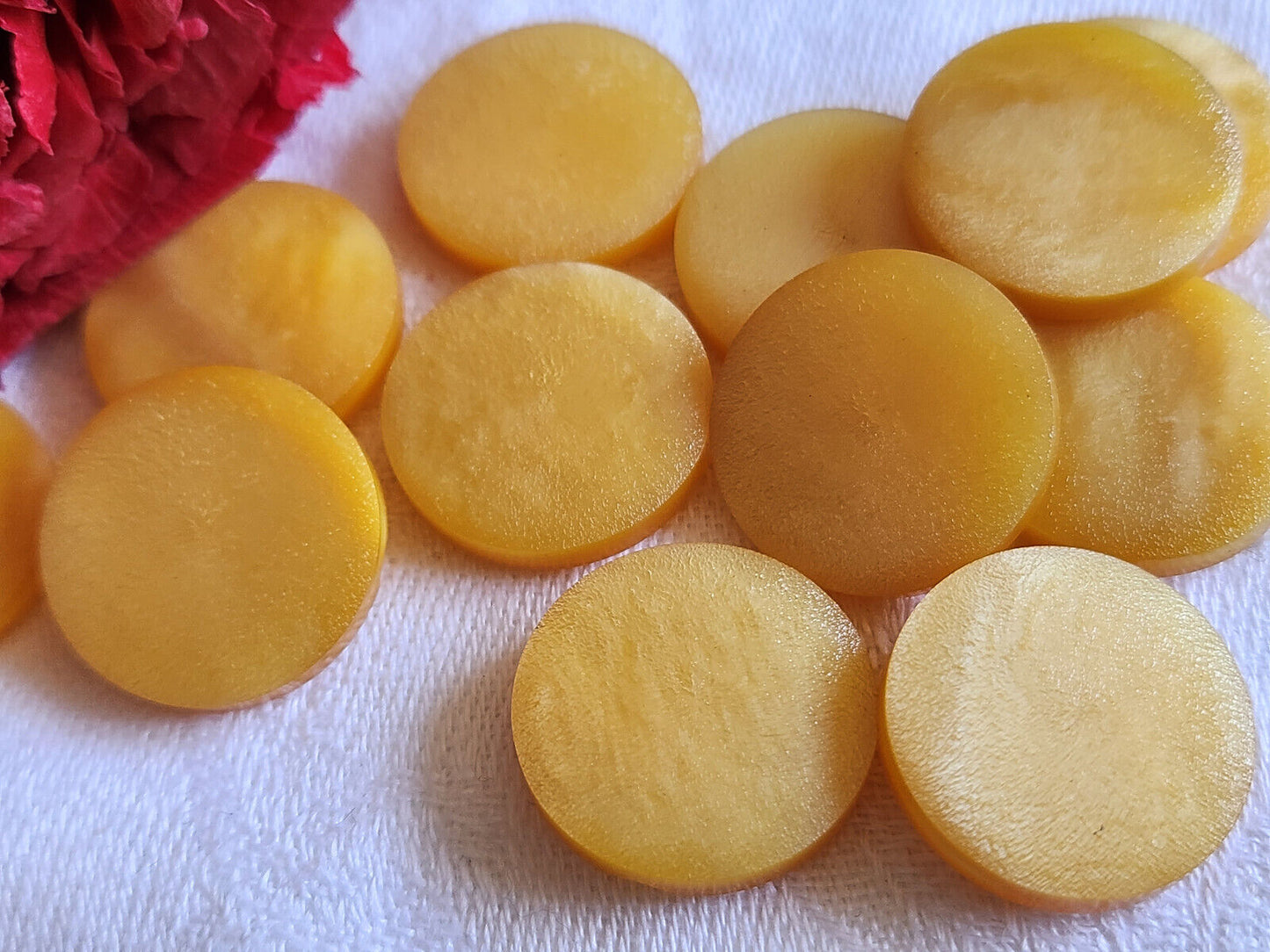 Lot 11 boutons vintage jaune à pied texturé diamètre 1,9 cm ref 4780