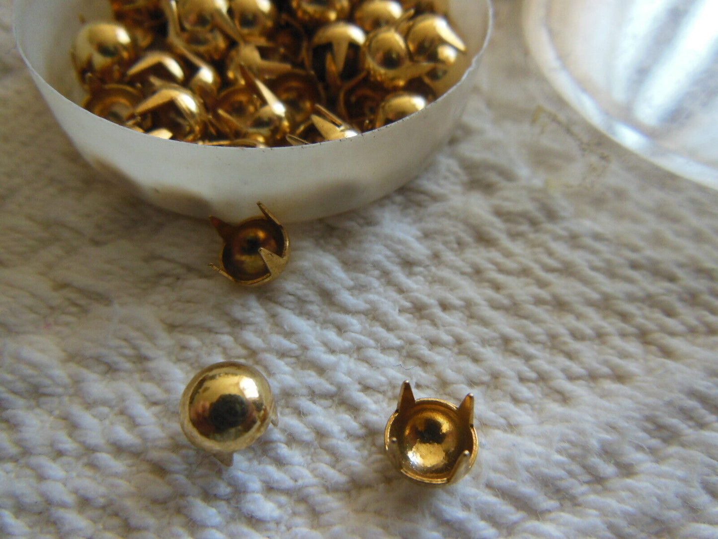 Ornement vintage mercerie rond doré pour customisation ancien 0,5 cm n°3 T17
