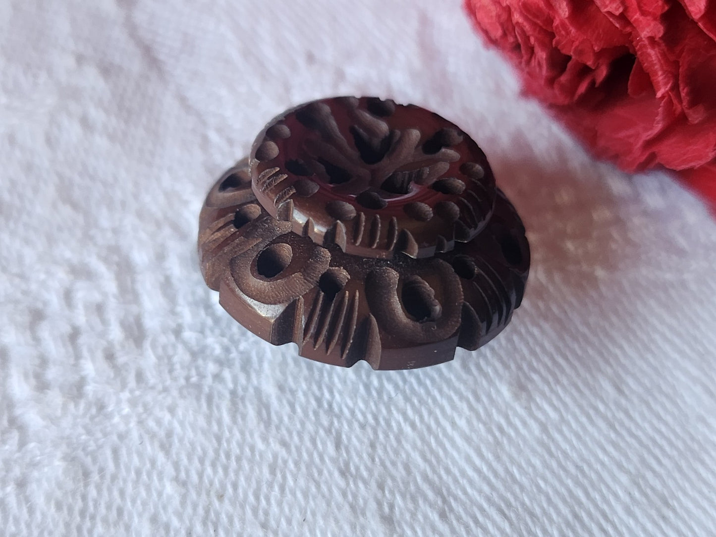 Bouton ancien collection marron sculpté joli ajouré motif 2,2 cm ref 5623