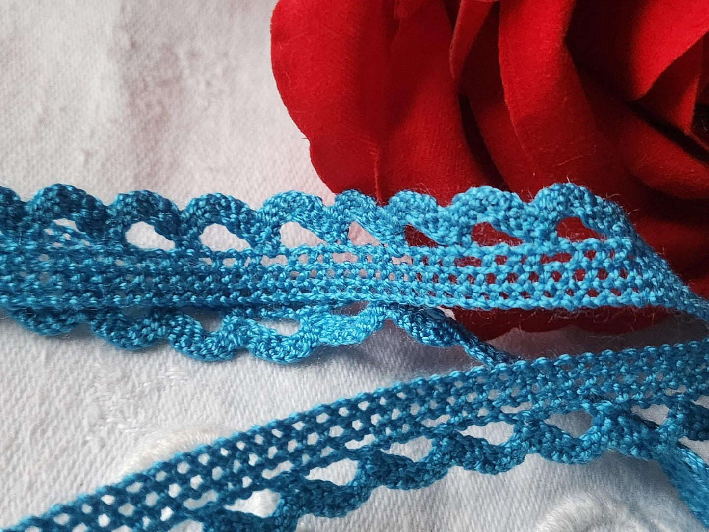 Dentelle vintage rouge bleu paon coton 3 métres sur 1,2 cm A3