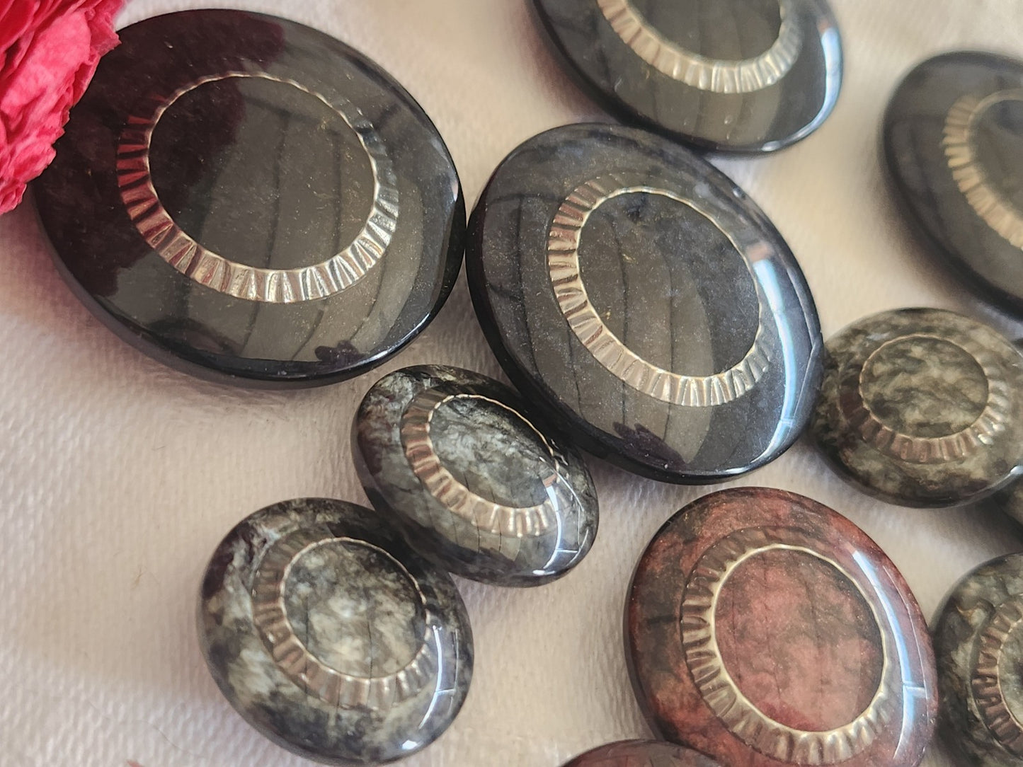 Lot 15 boutons vintage panaché pied inclusion 1,7 à 2,8 cm ref 865