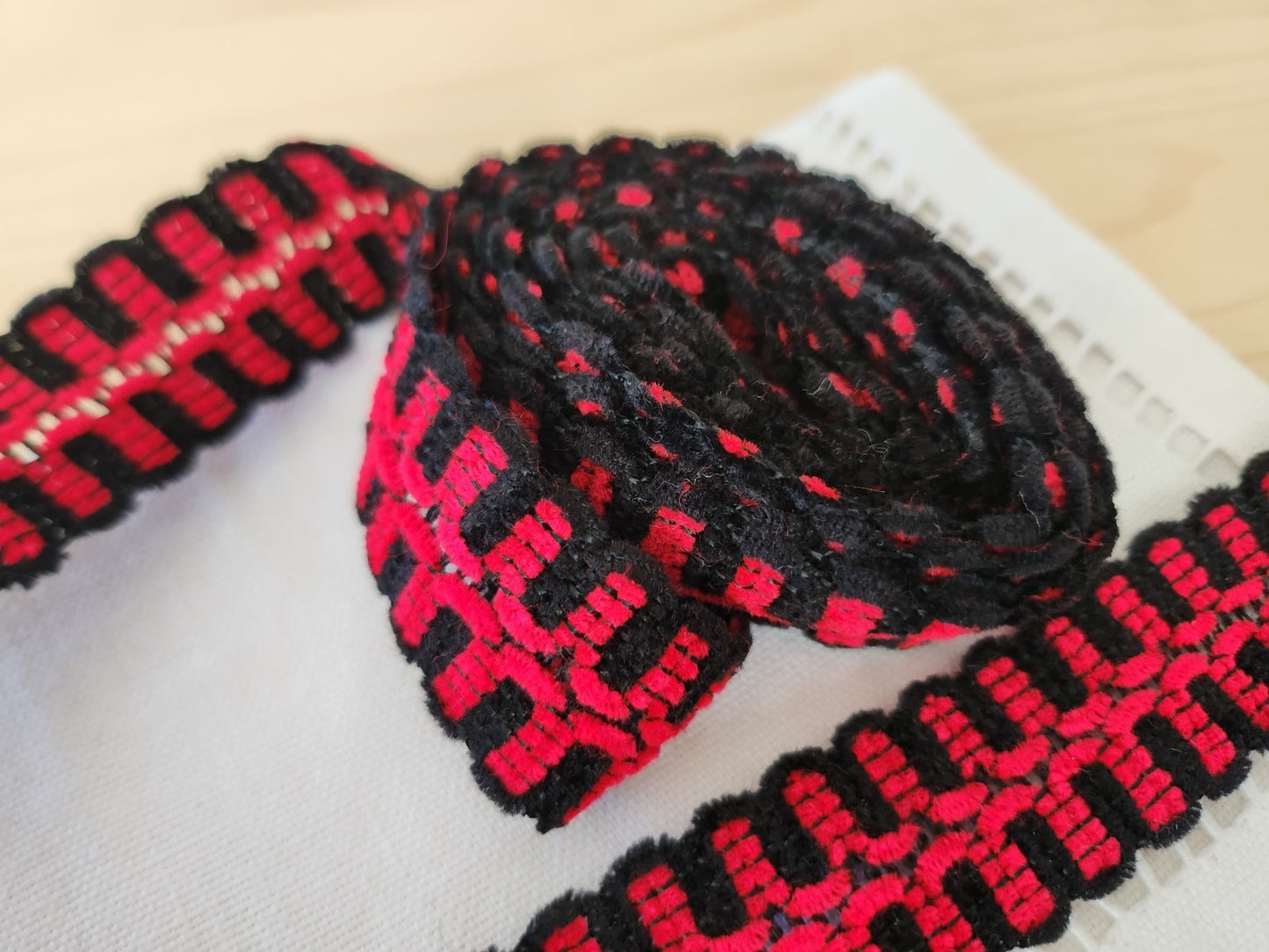 Superbe galon noir et rouge chenille original 2 mètres / 2,6 cm moderne T2-15