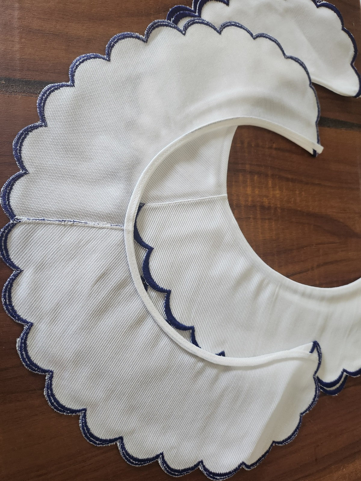 Ancien col en tissu tramé broderie bleu feston à l'unité B3-2