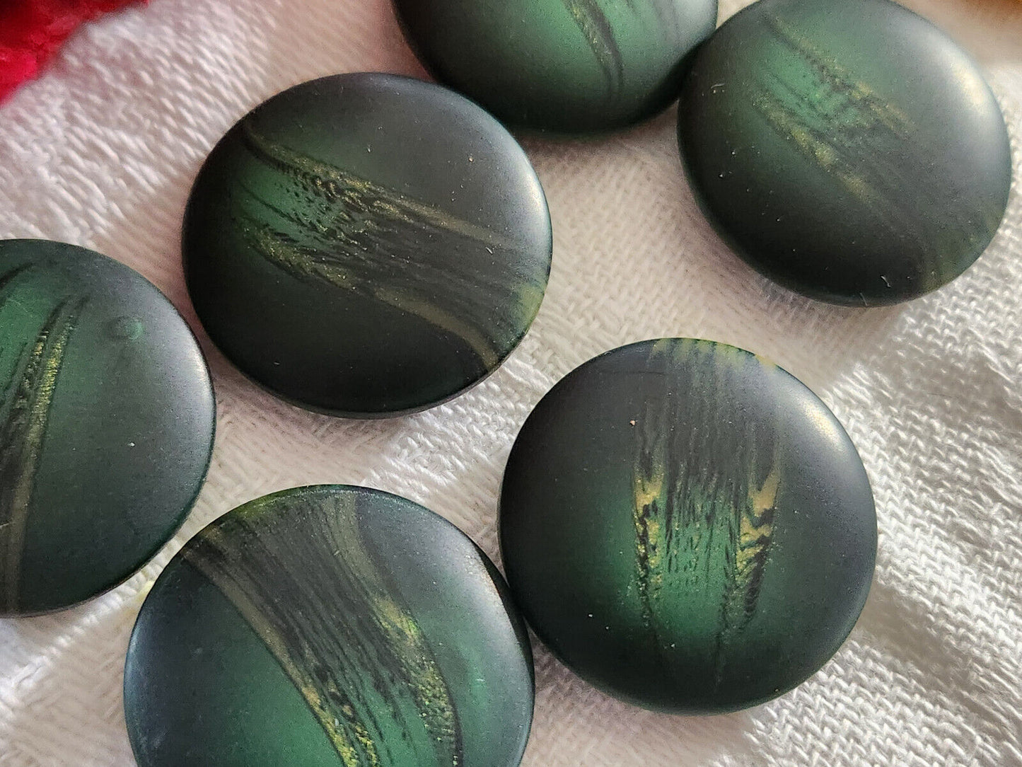 Lot 6 boutons vintage vert mat liseré doré pied 2,2 cm ref 6058