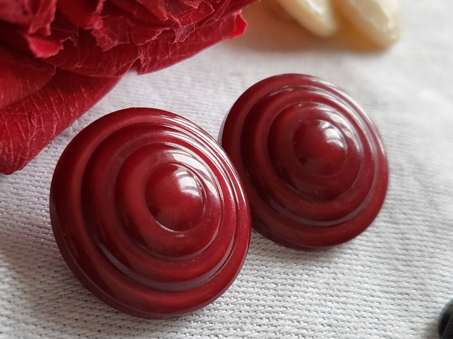 Duo boutons anciens vintage Rouge foncé à pied 2,1 cm G18F