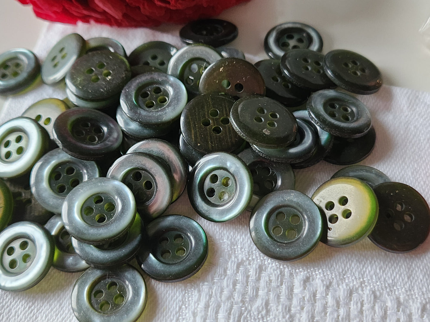 Lot 36 boutons vintage vert reflet nacré trous 1,5 cm ref 2912