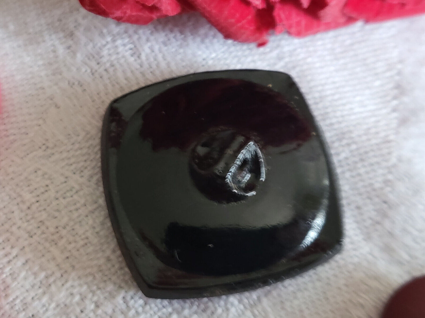 Gros bouton ancien en verre carré couleur anthracite à pied 2,5 cm D9B