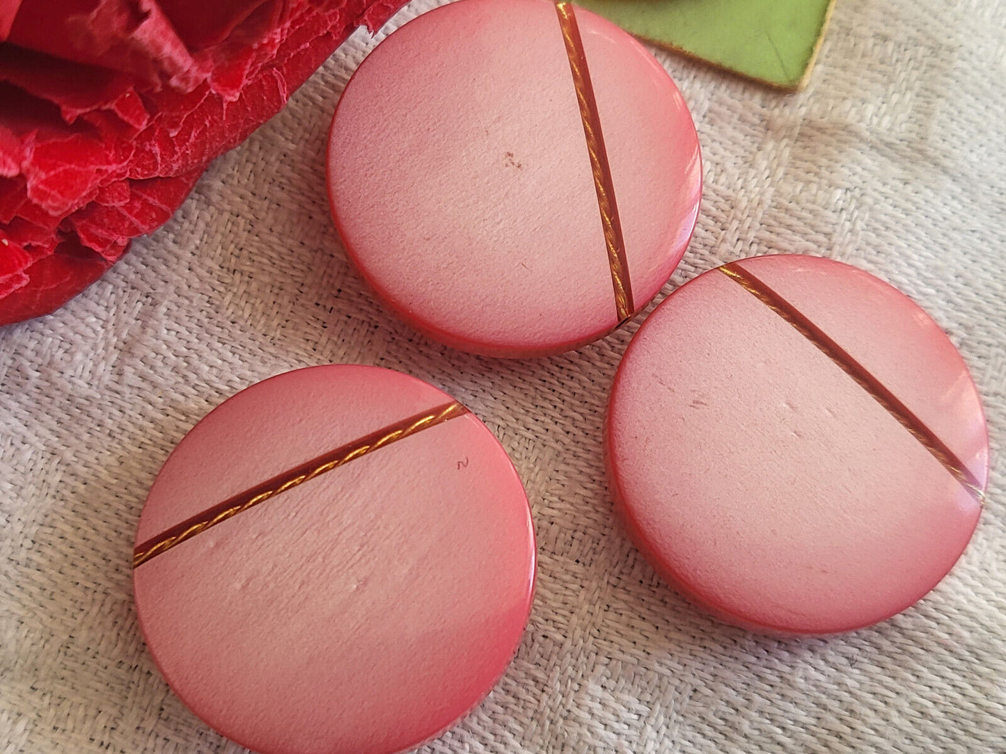 Trio boutons vintage inclusion doré rose à pied 2,2 cm ref 5500