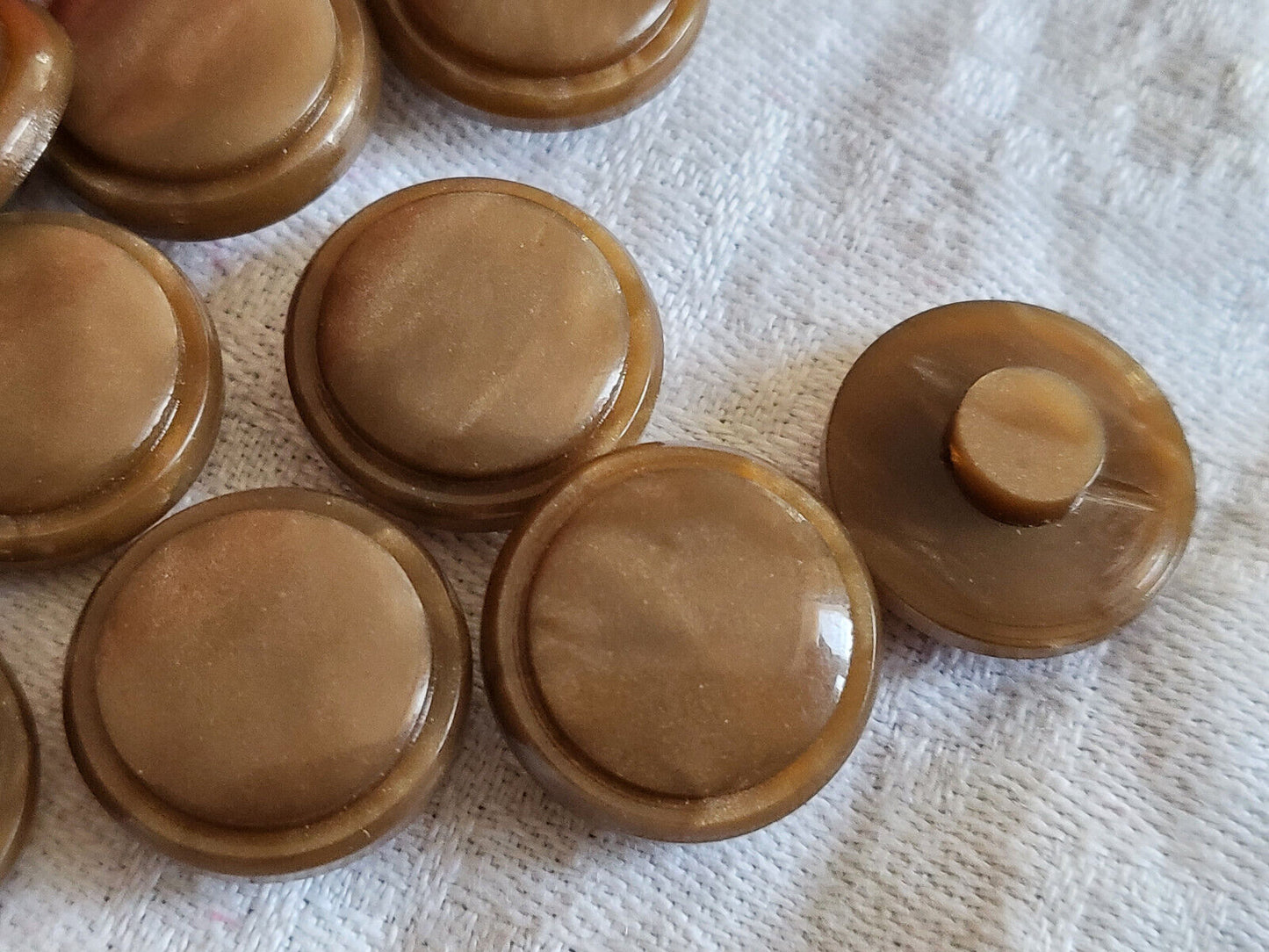 Lot 10 boutons vintage marron marbré à pied bombé diamètre 1,7 cm ref 499