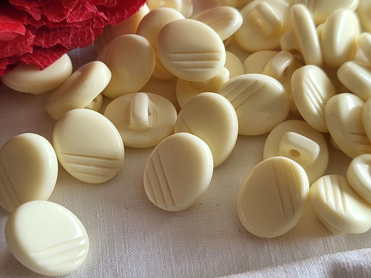 lot 17 boutons vintage creme mat petits à pied ovale 1 cm sur 1,2 cm ref 5911