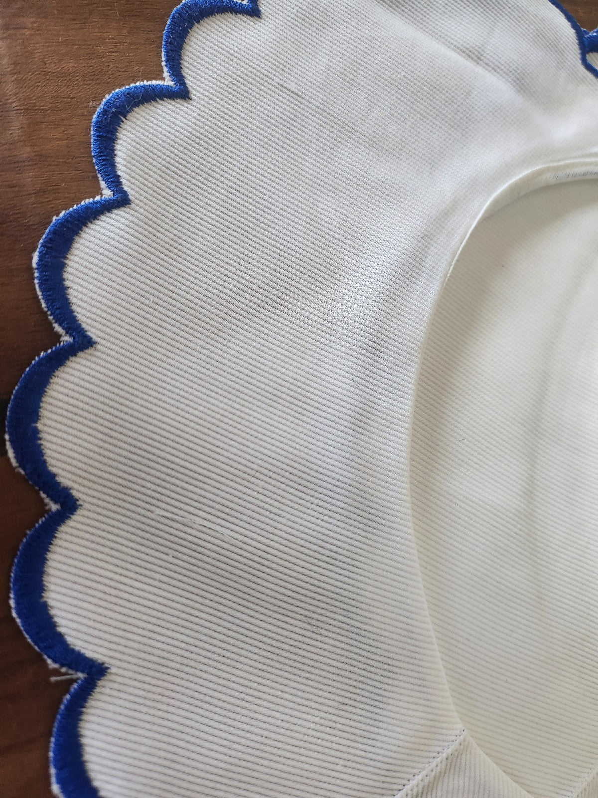 Ancien col en tissu tramé broderie bleu feston à l'unité B3-1