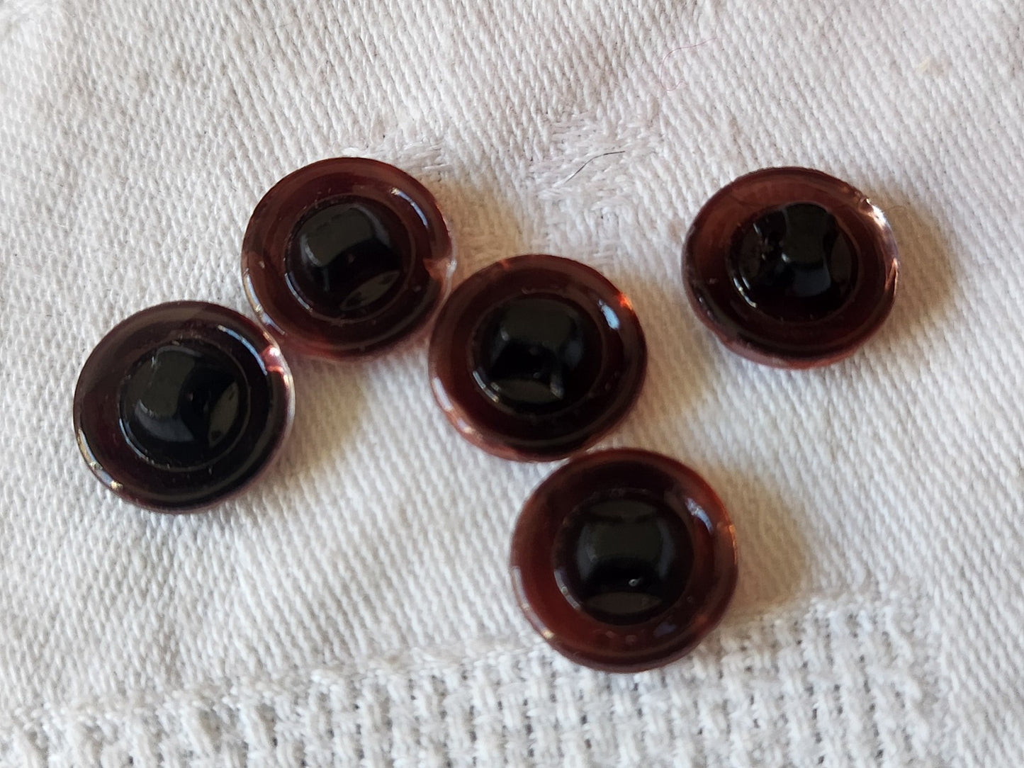 Lot 5 boutons anciens en verre marron laiteux rouge 1,3 cm ref 4976