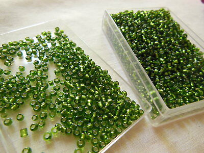 Lot environ 20  grammes de perles de rocaille vert lumineux n°29