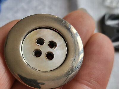 Bouton vintage pourtour métal argenté cœur en nacre  3,1 cm d13g