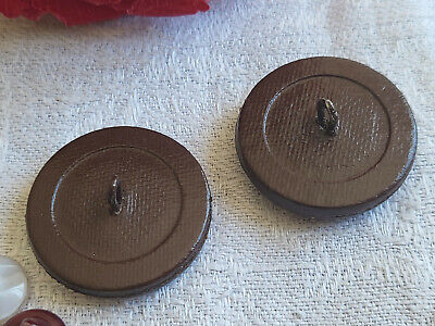 Duo gros boutons anciens en cuir marron pied pourtour travaillé  2,8 cm ref 1661