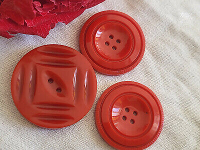 Trio gros boutons anciens rouge épais  3,1 cm et 3,6 cm ref 5144