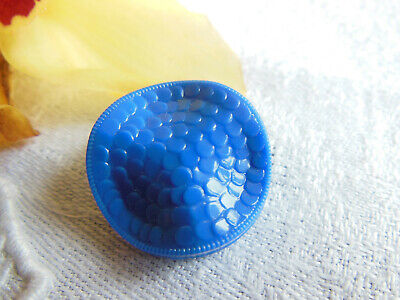 Bouton ancien en verre  bleu effet écaille ondulé 2,2 cm G13B