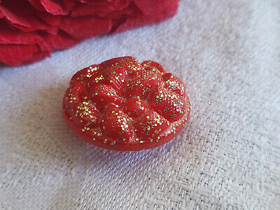 Bouton ancien en  verre vintage rouge paillette doré  diamètre: 2,1 cm ref 2684