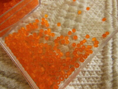 Lot environ 20 grammes de perles de rocaille orange  mat  n°65