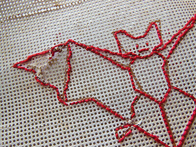 Broderie ancienne rouge sur papier épais pour document chauve souris T15-53