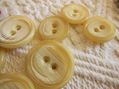 Lot  7 boutons vintage beige crème diamètre 2,2 et 2,6 cm ref 205