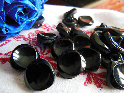 Lot 8 boutons anciens en verre Noir triangulaire fossette  1,3  cm ref 413