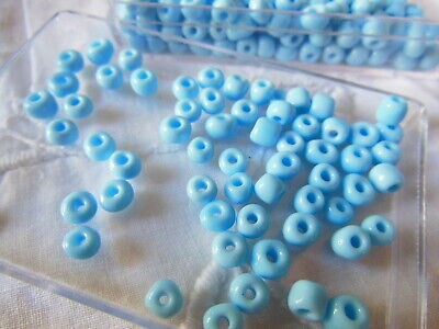 Lot environ 21 grammes de perles de rocaille bleu  3 /,4 mm en verre