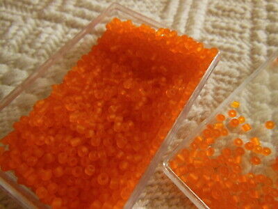 Lot environ 20 grammes de perles de rocaille orange  mat  n°65