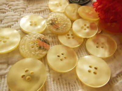 Lot 8 boutons vintage créme effet iminacre plutôt épais diamètre 2,2 cm ref 2128