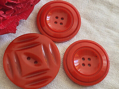 Trio gros boutons anciens rouge épais  3,1 cm et 3,6 cm ref 5144