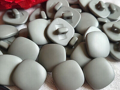 Lot 36 boutons gris à pied carré lisse mat couture mercerie 1,4 cm ref 3028