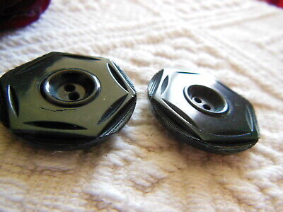 Duo boutons anciens en corozo collection vert motif ciselé  2,7 cm D14B