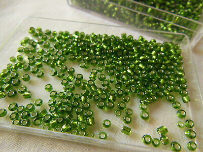 Lot environ 20  grammes de perles de rocaille vert lumineux n°29