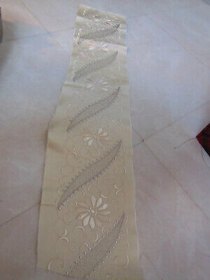 Broderie grosse fleur satine fil argenté lumineuse 60 cm sur 12,5 cm T1-23
