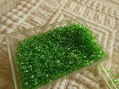 Lot environ 21 grammes de perles de rocaille vert lumineuses   n°74