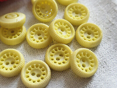 Lot 17 petits boutons jaune mat effet roue diamètre 1,3 cm ref 1011