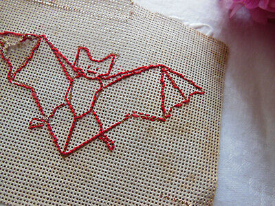 Broderie ancienne rouge sur papier épais pour document chauve souris T15-53