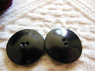 Duo boutons anciens en corozo collection vert motif ciselé  2,7 cm D14B