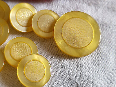 Lot 9 boutons vintage jaune lumineux à pied diamètre 1,4 et 2,3  cm ref 945