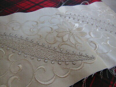 Broderie grosse fleur satine fil argenté lumineuse 60 cm sur 12,5 cm T1-23