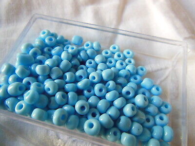 Lot environ 21 grammes de perles de rocaille bleu  3 /,4 mm en verre