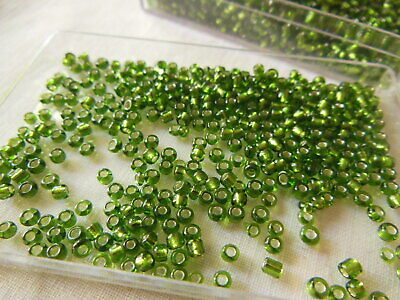 Lot environ 20  grammes de perles de rocaille vert lumineux n°29