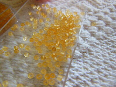 Lot environ 19 grammes de perles de rocaille jaune mat n°128