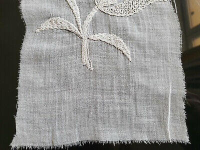 Broderie ancienne sur tissu hyper fin tulipe étamine récup incrustation B7-8