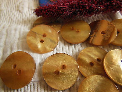 lot 15 boutons jaune effet nacré coeur imitation nacre diamètre: 1,9 cm Ref 763