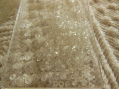 Lot environ 23 grammes de perles de rocaille transparente opaque mat n°77