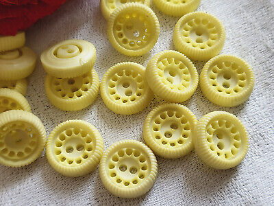 Lot 17 petits boutons jaune mat effet roue diamètre 1,3 cm ref 1011