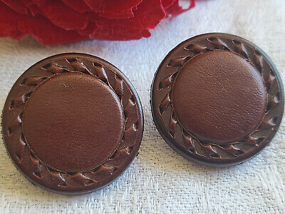 Duo gros boutons anciens en cuir marron pied pourtour travaillé  2,8 cm ref 1661